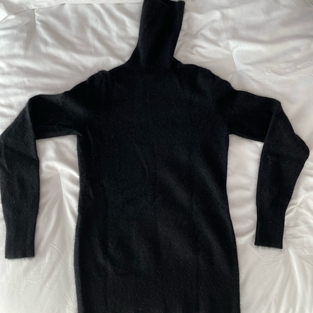 Aqua Cashmere black turtle neck in a size small